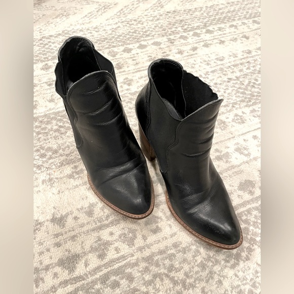 Chinese Laundry ankle booties - Picture 2 of 2